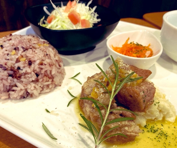 りんごと豚肉の煮込み　ローズマリー風味